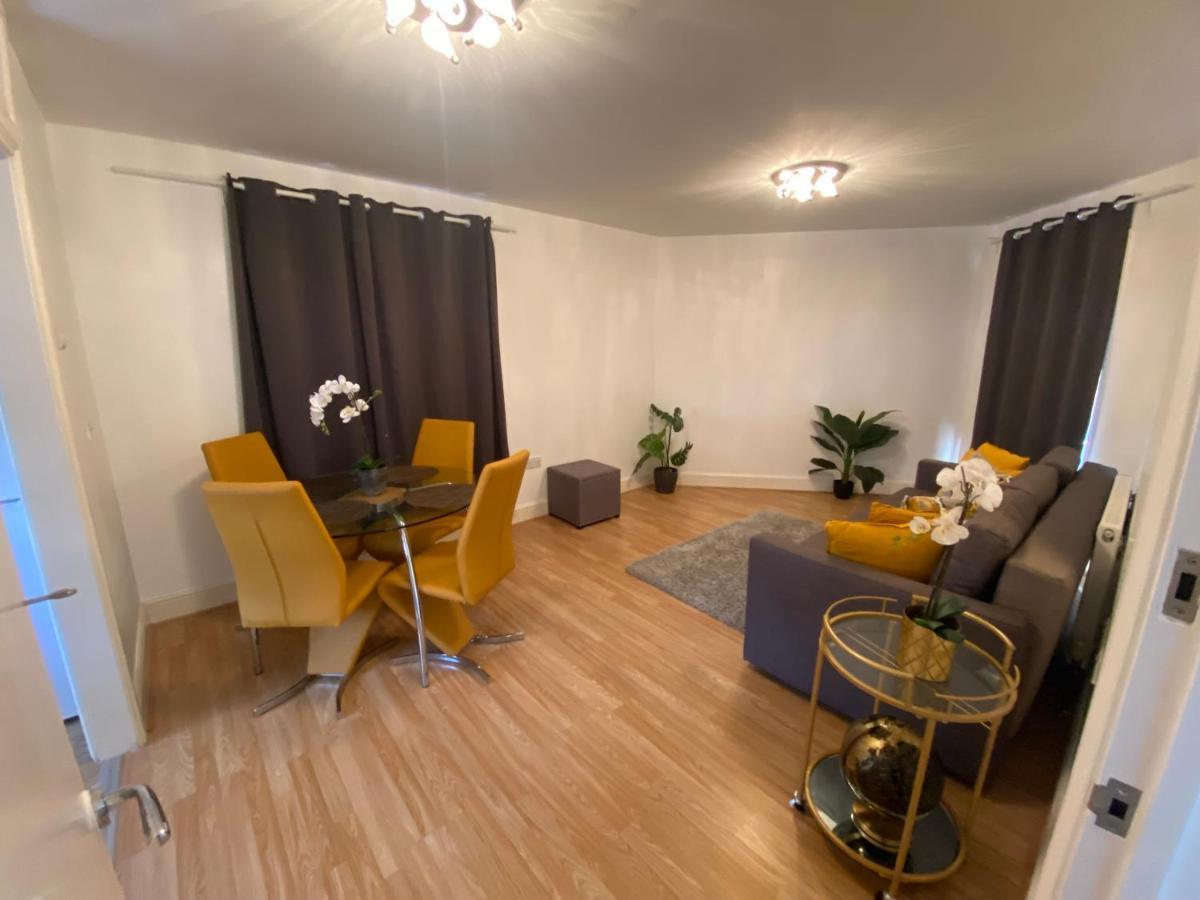 Private House With Free Park For Group Near Wembley Station Hébergement de vacances *