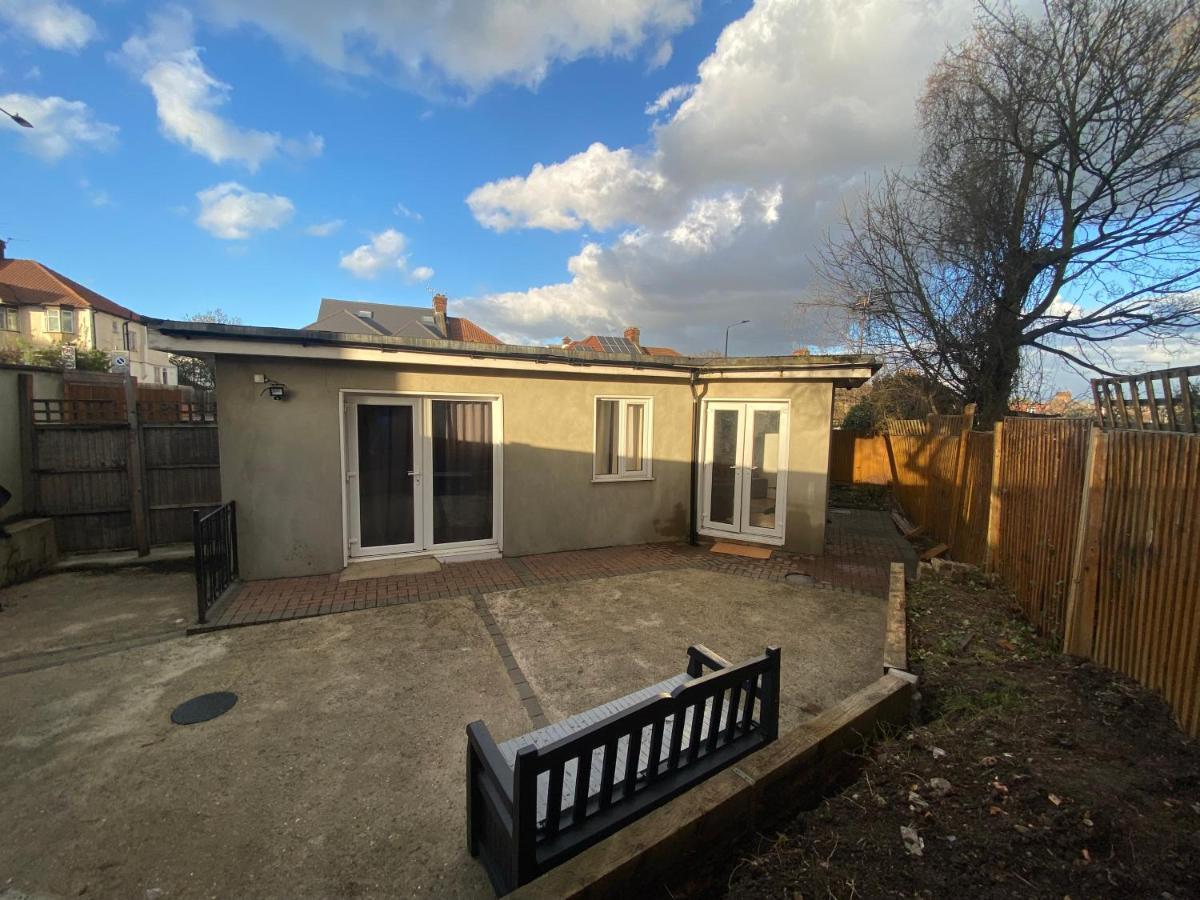Private House With Free Park For Group Near Wembley Station Hébergement de vacances Londres
