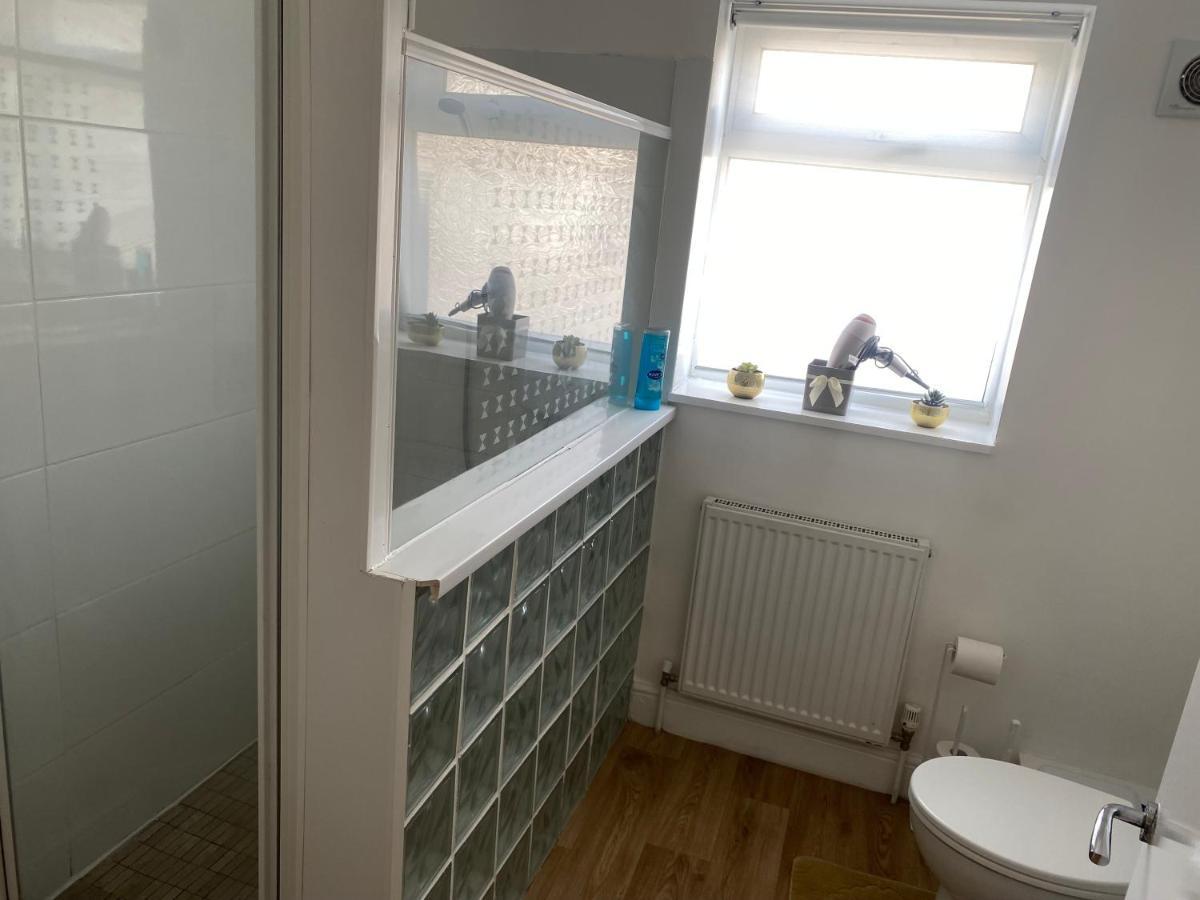Private House With Free Park For Group Near Wembley Station Hébergement de vacances *