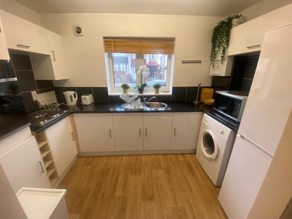 Private House With Free Park For Group Near Wembley Station Hébergement de vacances Londres