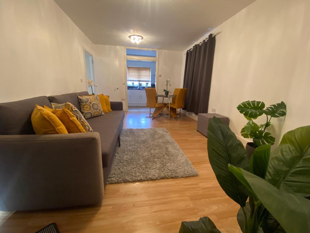 Private House With Free Park For Group Near Wembley Station Hébergement de vacances *