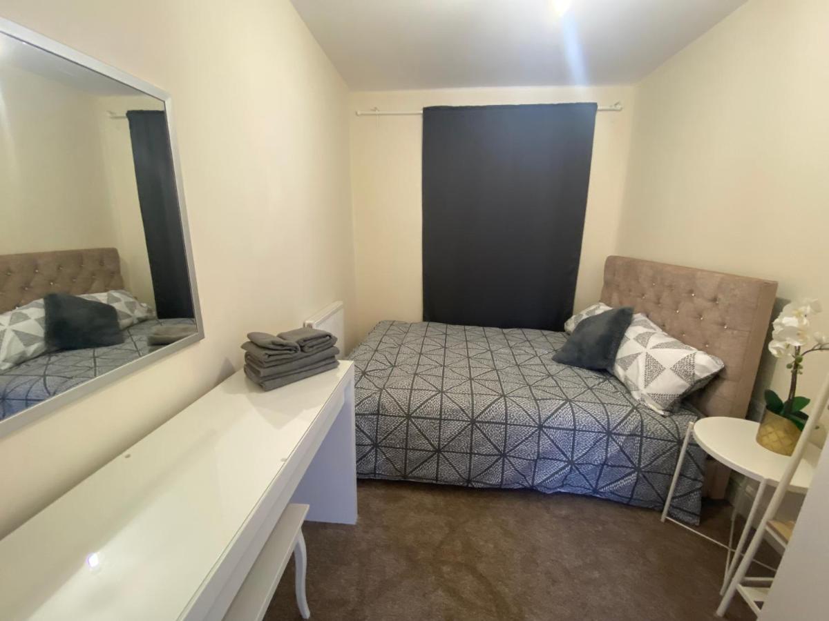 Hébergement de vacances Private House With Free Park For Group Near Wembley Station *