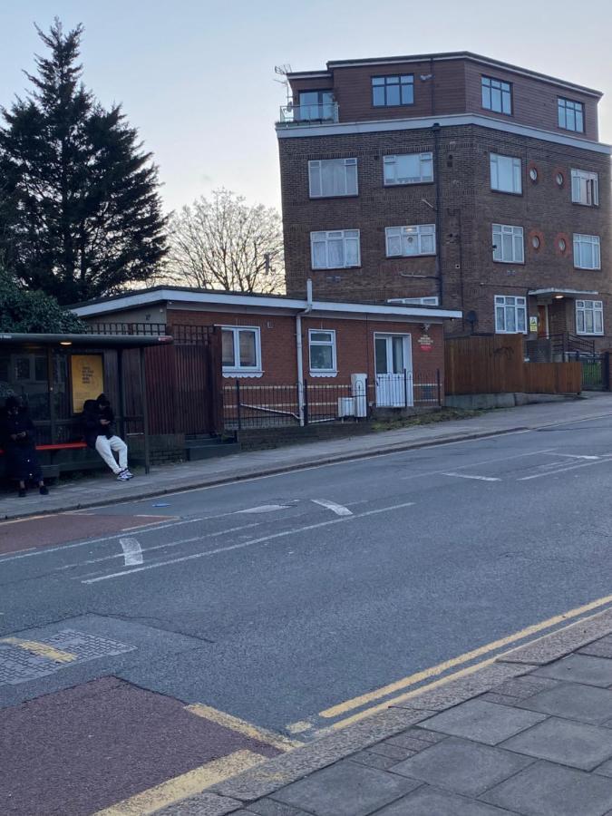 Hébergement de vacances Private House With Free Park For Group Near Wembley Station Londres