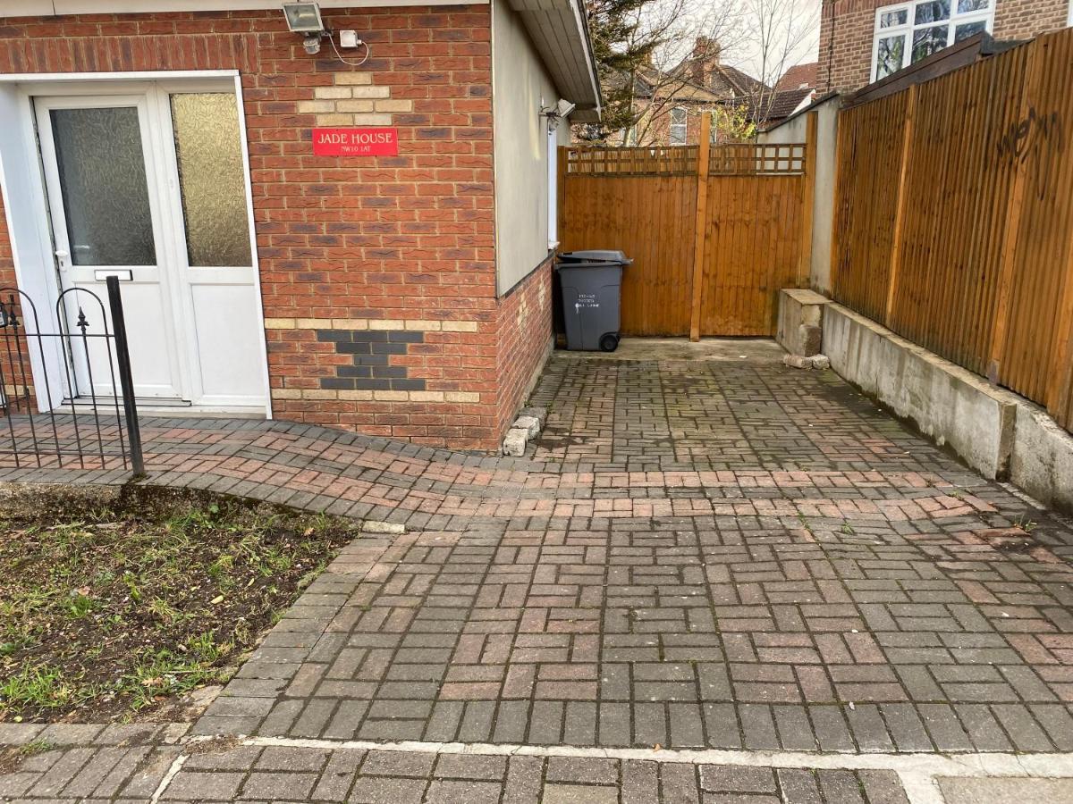 Hébergement de vacances Private House With Free Park For Group Near Wembley Station *