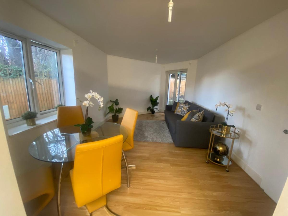 Casa de Férias Private House With Free Park For Group Near Wembley Station *